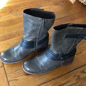 Women’s OTBT boots.